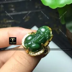 Nhẫn tỳ hưu ngọc bích Canada, vàng 18k
