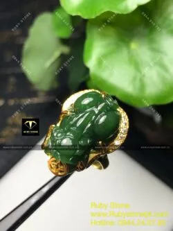 Nhẫn tỳ hưu ngọc bích Canada, vàng 18k
