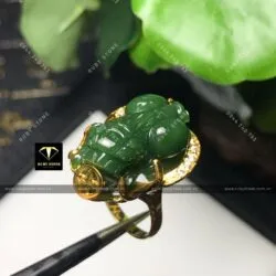 Nhẫn tỳ hưu ngọc bích Canada, vàng 18k