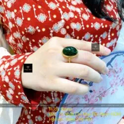 Nhẫn ngọc bích Oval sẫm màu, vàng 18k