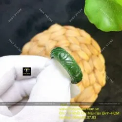 Nhẫn ngọc bích chạm khắc hoa văn, bản 8 ly