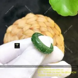 Nhẫn ngọc bích chạm khắc hoa văn, bản 8 ly - Ảnh 4