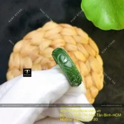 Nhẫn ngọc bích chạm khắc hoa văn, bản 8 ly - Ảnh 2