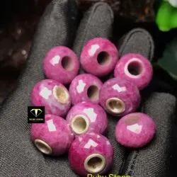Charm đá Ruby Nam Phi màu rượu vang