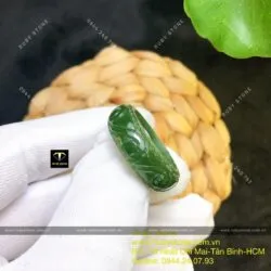 Nhẫn ngọc bích chạm khắc hoa văn, bản 8 ly - Ảnh 3