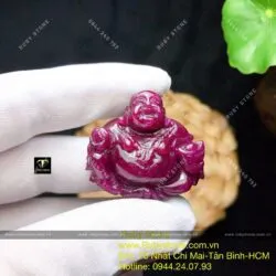 Phật Di Lặc Ruby Nam Phi cầm thỏi tiền vàng, kích thước 31mm - Hình ảnh 5