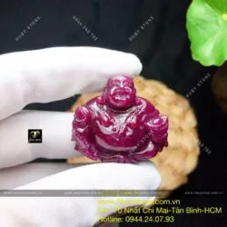 Phật Di Lặc Ruby Nam Phi cầm thỏi tiền vàng, kích thước 31mm