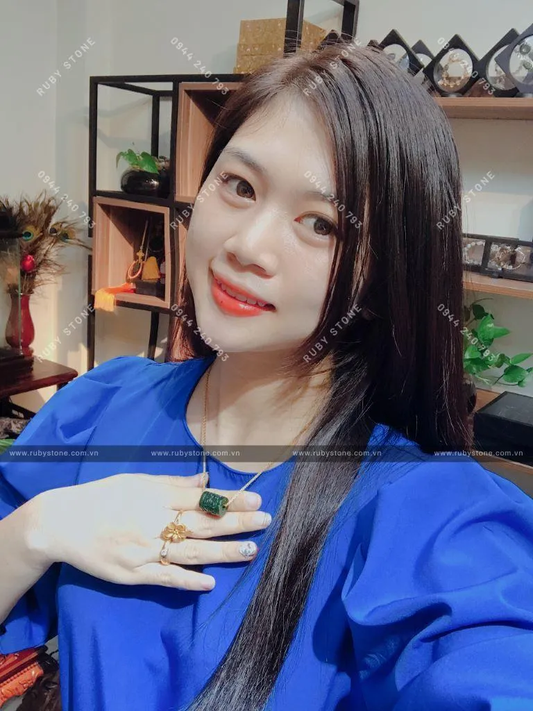 Lu thống ngọc bích Canada chạm khắc tinh xảo Lu thống ngọc bích Canada chạm khắc tinh xảo - Ảnh 2