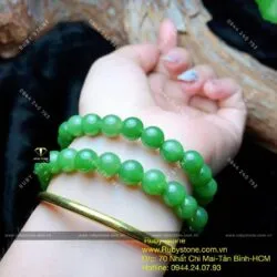 Vòng Ngọc bích Canada 8 ly đôi, mix charm Cỏ 4 cánh vàng 24k - Hình ảnh 2