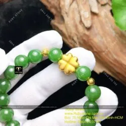 Vòng tay ngọc bích Canada 10 ly, mix charm Cỏ 4 cánh vàng 24k - Hình ảnh 4