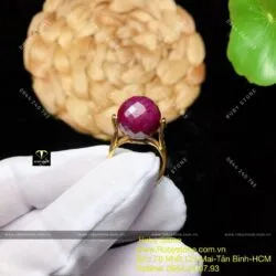 Nhẫn trái châu Ruby Nam Phi mài giác, vàng 18k