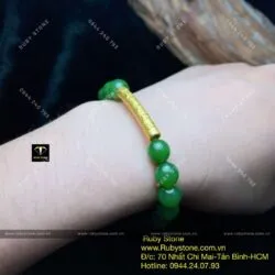 Vòng ngọc bích Canada 8 ly, mix charm vàng 24k khắc chú Bình an - Ảnh 2