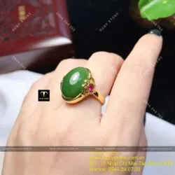 Nhẫn Oval ngọc bích đính 2 hột đỏ, vàng 10k