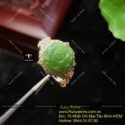 Nhẫn hoa mẫu đơn Ngọc bích, viền tấm trắng có lá, vàng 10k