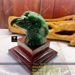 Đầu đại bàng ngọc bích Canada - vật phẩm trưng bày