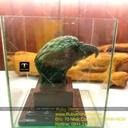 Đầu đại bàng ngọc bích Canada - vật phẩm trưng bày