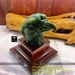 Đầu đại bàng ngọc bích Canada - vật phẩm trưng bày