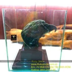 Đầu đại bàng ngọc bích Canada - vật phẩm trưng bày