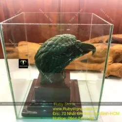 Đầu đại bàng ngọc bích Canada - vật phẩm trưng bày