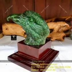 Đầu đại bàng ngọc bích Canada - vật phẩm trưng bày