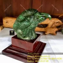 Đầu đại bàng ngọc bích Canada - vật phẩm trưng bày