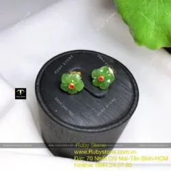 Khuyên tai Hoa mai nhị đỏ Ngọc bích, vàng 10k Khuyên tai Hoa mai nhị đỏ Ngọc bích, vàng 10k