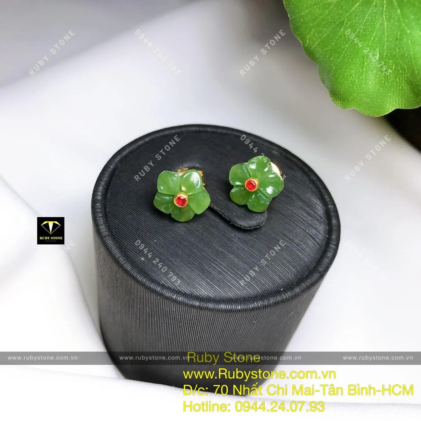 Khuyên tai Hoa mai nhị đỏ Ngọc bích, vàng 10k Khuyên tai Hoa mai nhị đỏ Ngọc bích, vàng 10k - Ảnh 3