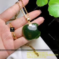 Mặt dây chuyền trái táo ngọc bích Canada đậm, móc vàng 18k - Hình ảnh 3