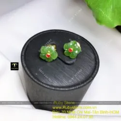 Khuyên tai Hoa mai nhị đỏ Ngọc bích, vàng 10k Khuyên tai Hoa mai nhị đỏ Ngọc bích, vàng 10k