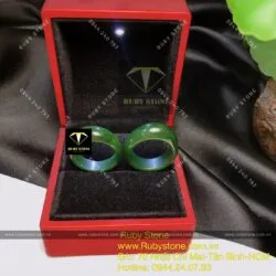 Nhẫn cặp yên ngựa Ngọc bích màu đậm Nhẫn cặp yên ngựa Ngọc bích màu đậm