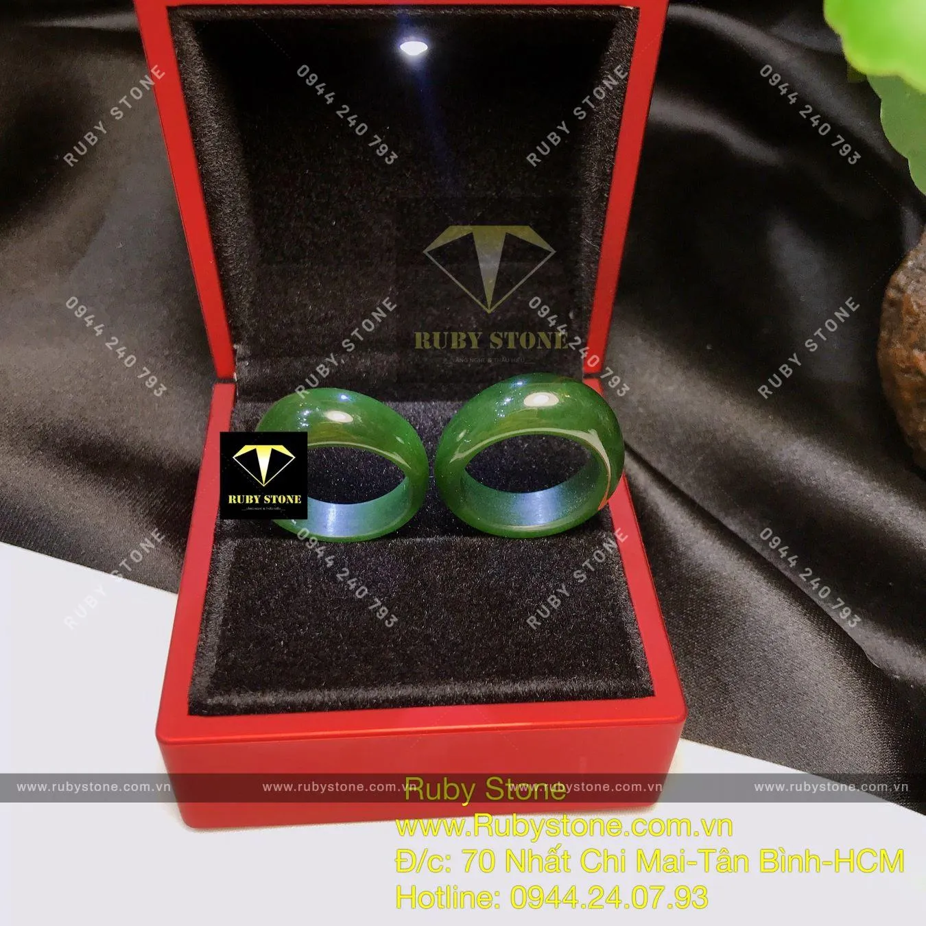 Nhẫn cặp yên ngựa Ngọc bích màu đậm Nhẫn cặp yên ngựa Ngọc bích màu đậm