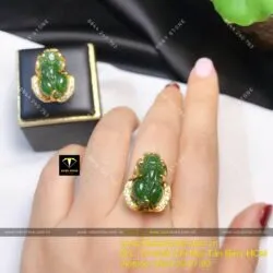 Nhẫn tỳ hưu Ngọc bích Canada, vàng 18k