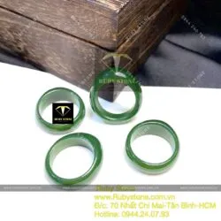 Nhẫn cặp yên ngựa Ngọc bích màu đậm Nhẫn cặp yên ngựa Ngọc bích màu đậm