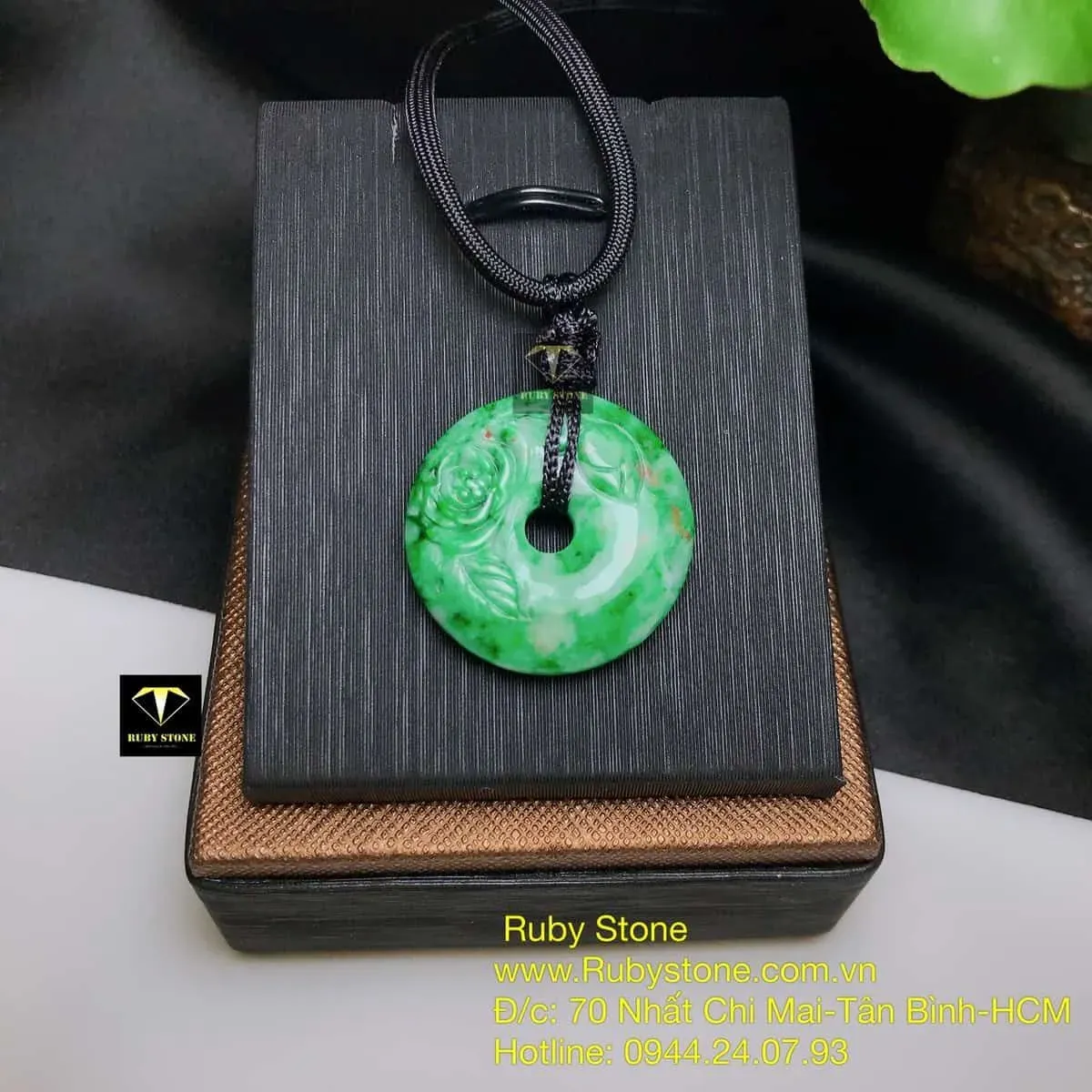 Đồng điếu ngọc Cẩm thạch xanh lý chạm hoa, ĐK 27mm Đồng điếu ngọc Cẩm thạch xanh lý chạm hoa, ĐK 27mm