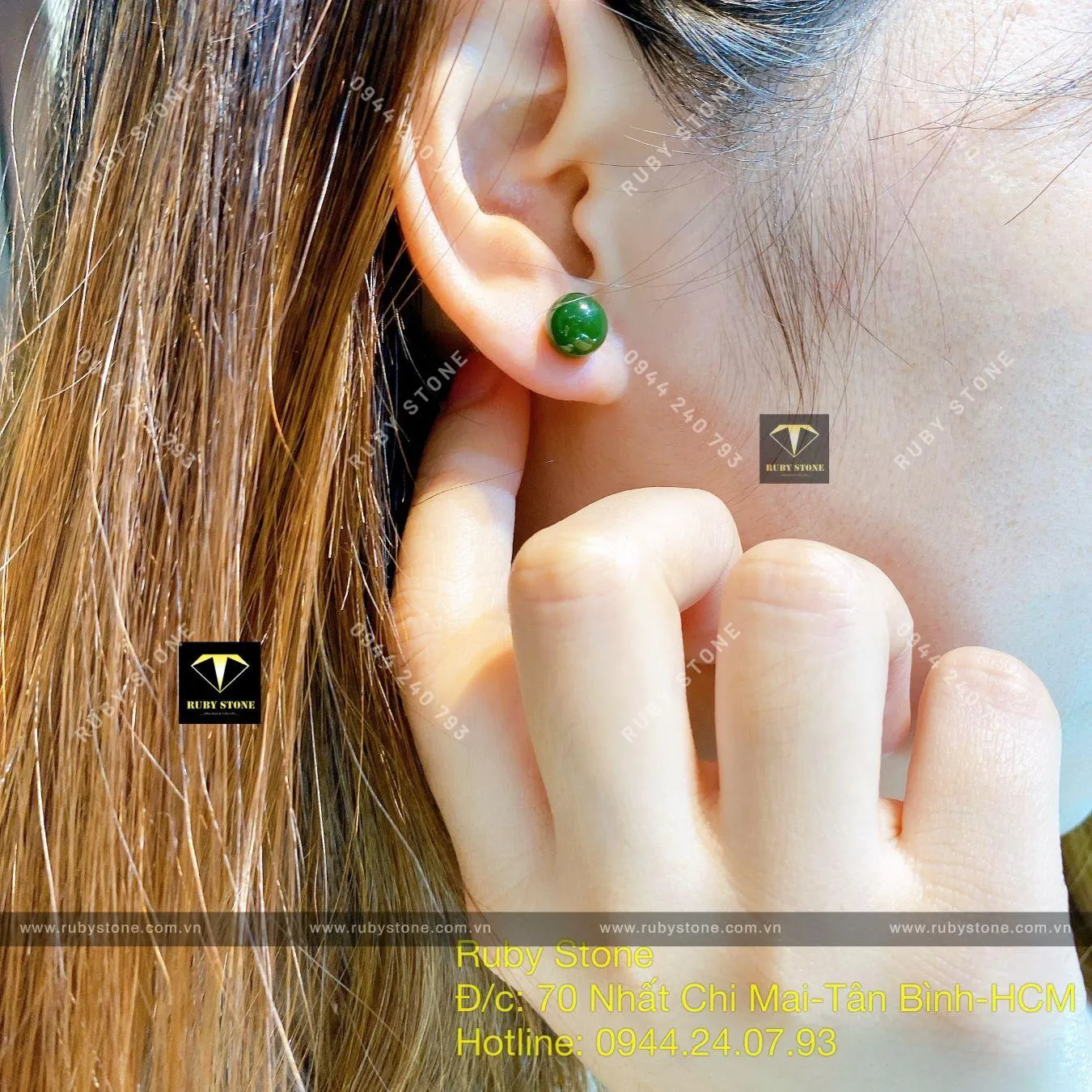 Khuyên tai trái châu ngọc bích xanh đậm 8 ly, vàng 18k Khuyên tai trái châu ngọc bích xanh đậm 8 ly, vàng 18k