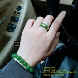 Bộ sản phẩm nhẫn ngọc bích bọc vàng và vòng chuỗi ngọc bích xanh lá