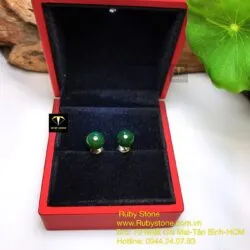 Khuyên tai trái châu ngọc bích xanh đậm 8 ly, vàng 18k Khuyên tai trái châu ngọc bích xanh đậm 8 ly, vàng 18k