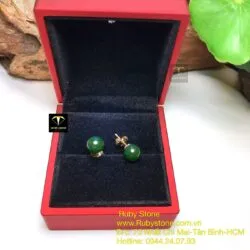 Khuyên tai trái châu ngọc bích xanh đậm 8 ly, vàng 18k Khuyên tai trái châu ngọc bích xanh đậm 8 ly, vàng 18k