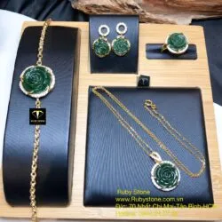 Bộ sản phẩm lắc, mặt dây, khuyên tai và nhẫn hoa mẫu đơn Ngọc bích, vàng 18k - Ảnh 6