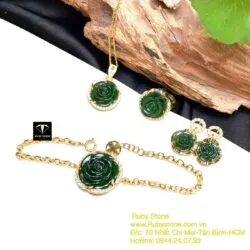 Bộ sản phẩm lắc, mặt dây, khuyên tai và nhẫn hoa mẫu đơn Ngọc bích, vàng 18k