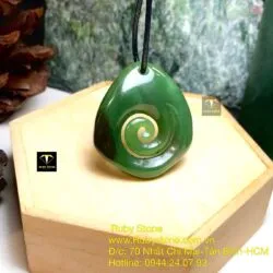 Mặt dây chuyền Maori kiểu Koru khắc trên da Ngọc bích, kích thước 40mm - Ảnh 3