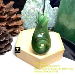 Mặt dây chuyền ngọc bích Canada Koru mix Matau Maori, kích thước 70mm
