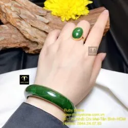 Bộ sản phẩm vòng tay và nhẫn ngọc bích xanh lý, vàng 18k - Ảnh 3