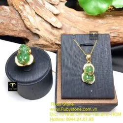 Bộ sản phẩm nhẫn và mặt dây Tỳ hưu ngọc bích, vàng 18k