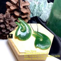 Mặt dây chuyền ngọc bích Maori kiểu Matau (lưỡi câu cá), kích thước 55mm