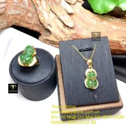 Bộ sản phẩm nhẫn và mặt dây Tỳ hưu ngọc bích, vàng 18k