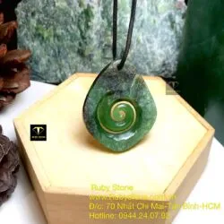 Mặt dây chuyền Maori kiểu Koru khắc trên da Ngọc bích, kích thước 40mm - Ảnh 4