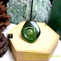 Mặt dây chuyền Maori kiểu Koru khắc trên da Ngọc bích, kích thước 40mm - Ảnh 6