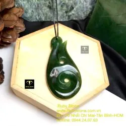 Mặt dây chuyền ngọc bích Canada Koru mix Matau Maori, kích thước 70mm