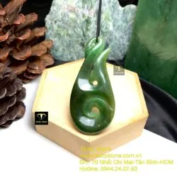 Mặt dây chuyền ngọc bích Canada Koru mix Matau Maori, kích thước 70mm